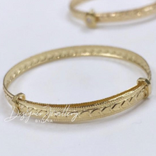 Load image into Gallery viewer, Baby/Toddler 10K Gold Adjustable Bangle
